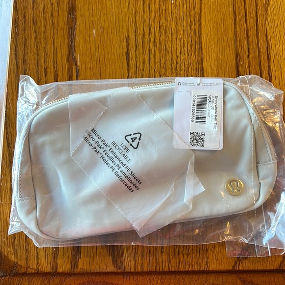 Lululemon Everywhere Belt Bag 1L in vapor, white and gold color - Picture 5 of 6